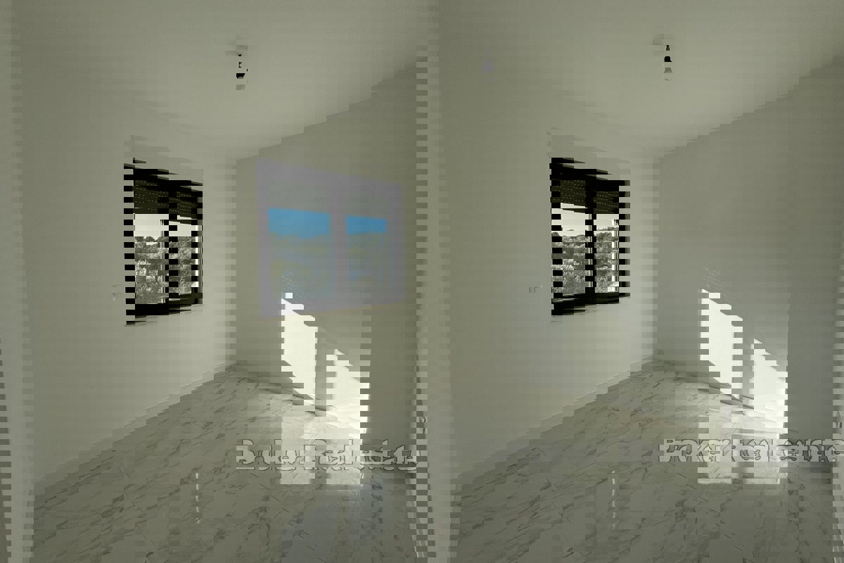 Spazioso attico con vista mare