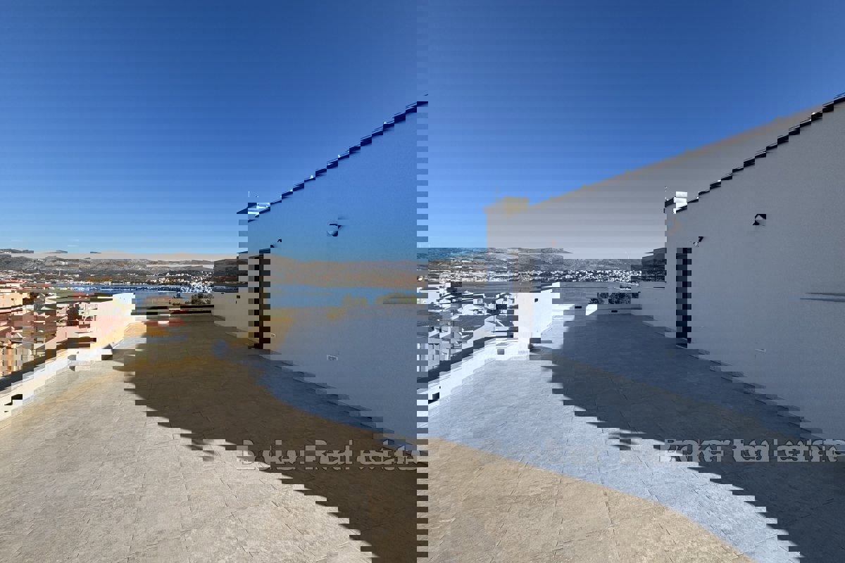 Spazioso attico con vista mare