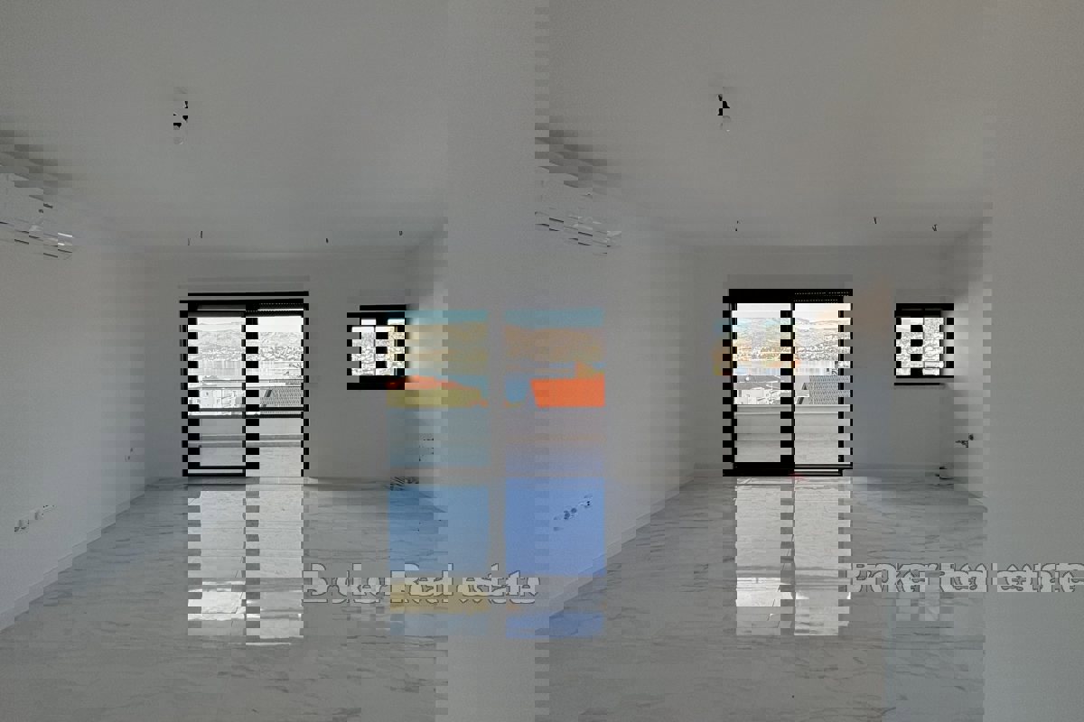 Spazioso attico con vista mare