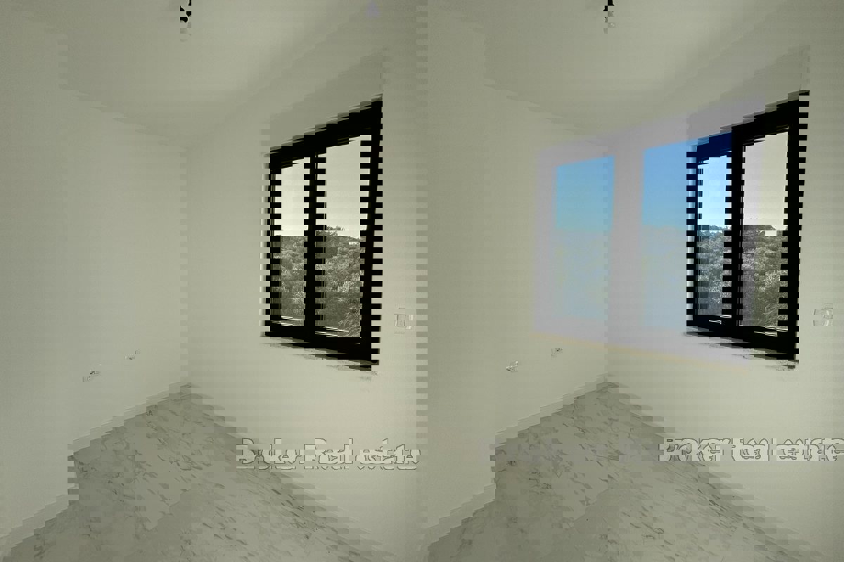 Spazioso attico con vista mare