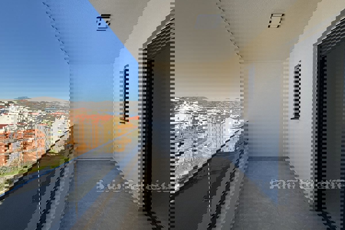 Spazioso attico con vista mare