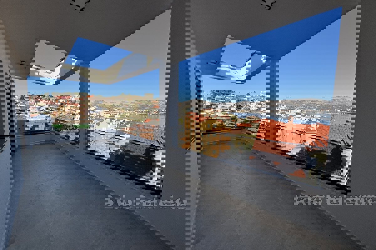 Spazioso attico con vista mare