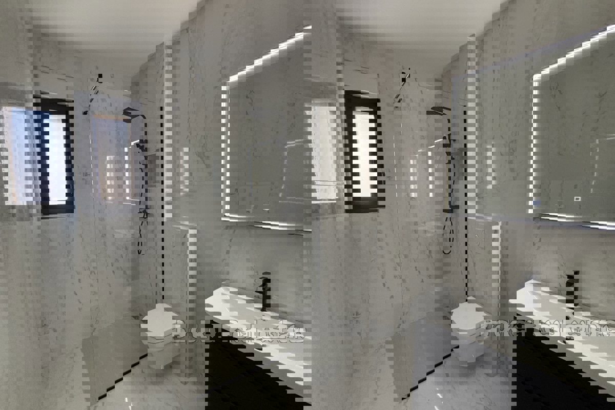 Spazioso attico con vista mare