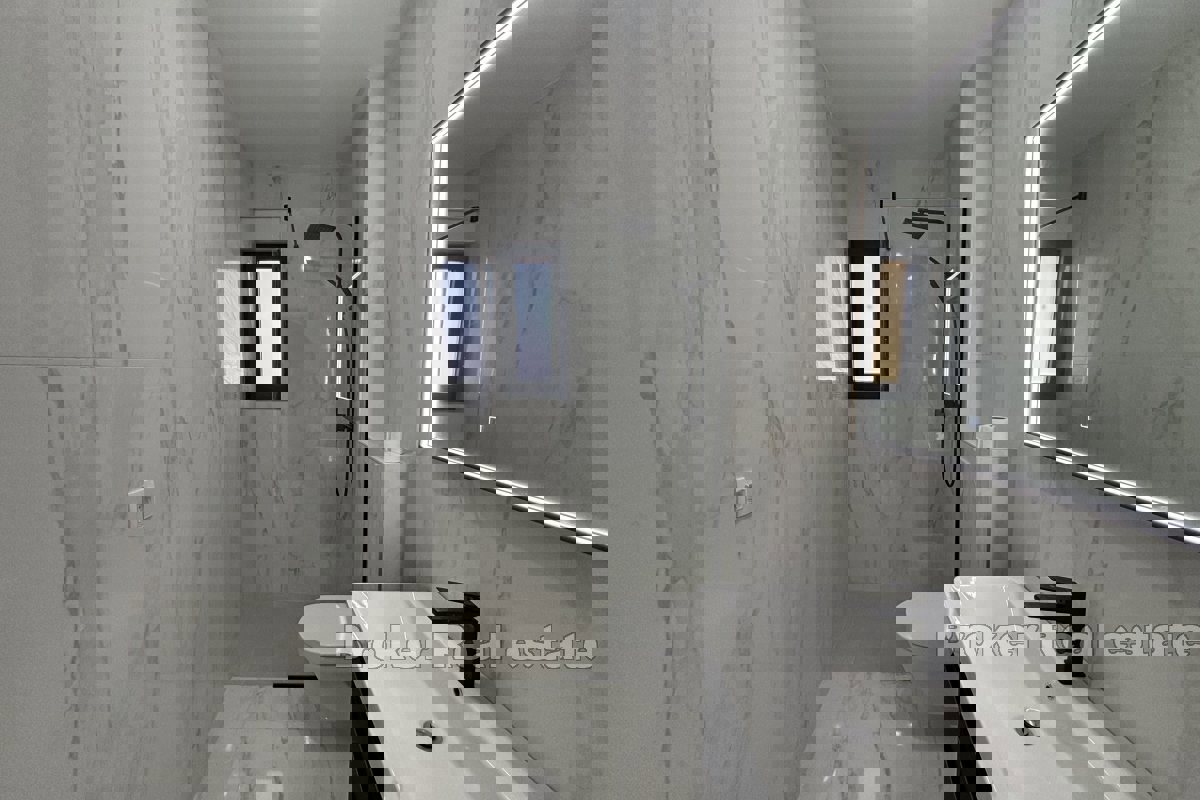 Spazioso attico con vista mare