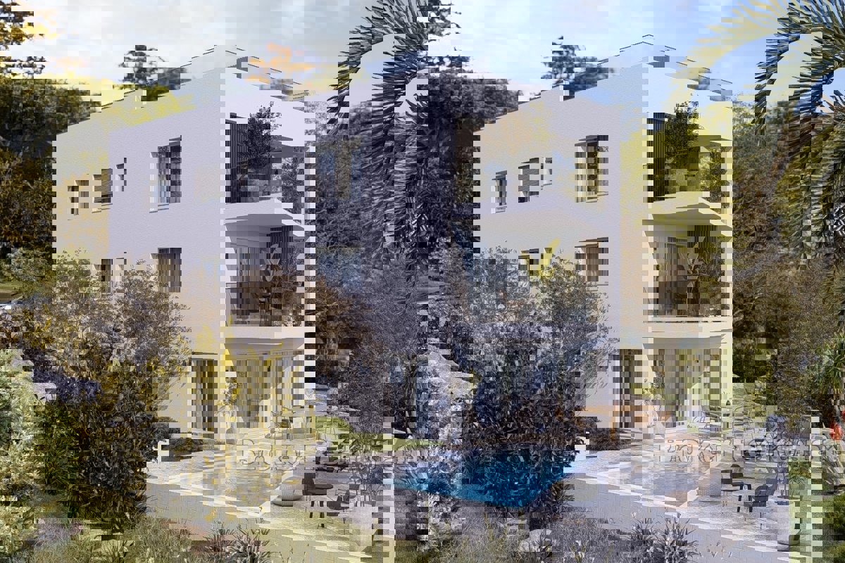 Appartamento di lusso con giardino e piscina in prima fila per il mare