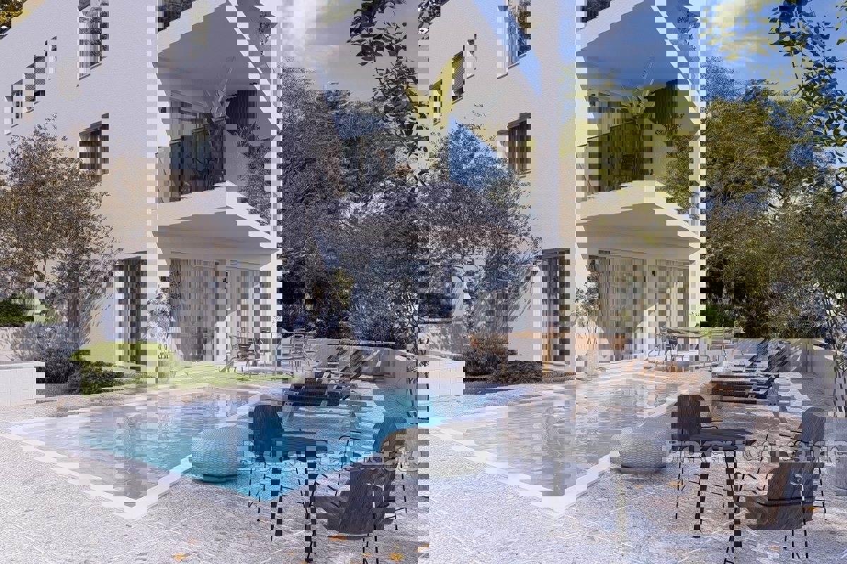 Appartamento di lusso con giardino e piscina in prima fila per il mare