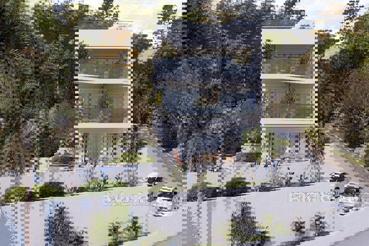 Appartamento di lusso con giardino e piscina in prima fila per il mare