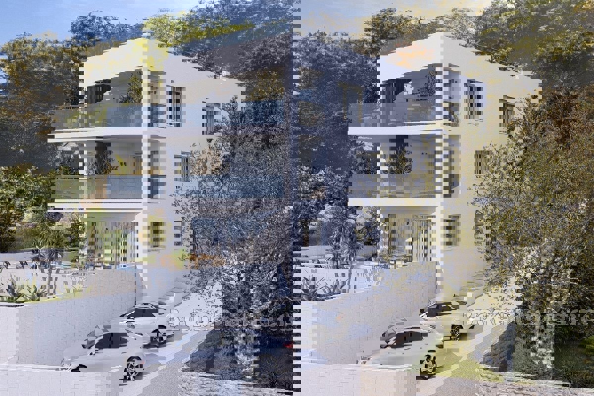 Appartamento di lusso con giardino e piscina in prima fila per il mare