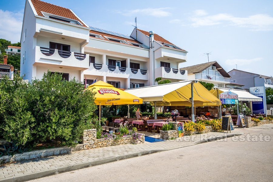 Hotel con ristorante in prima fila sul mare