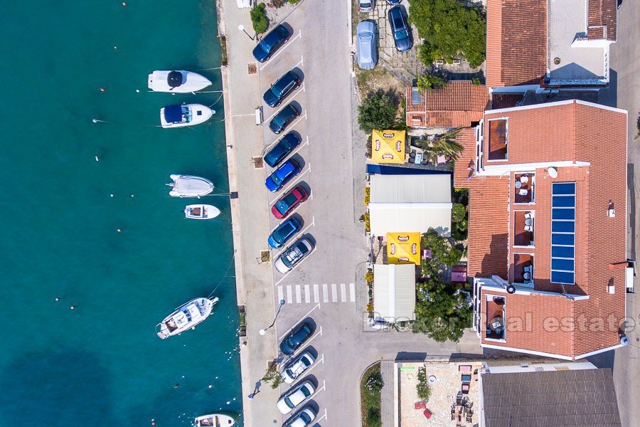 Hotel con ristorante in prima fila sul mare