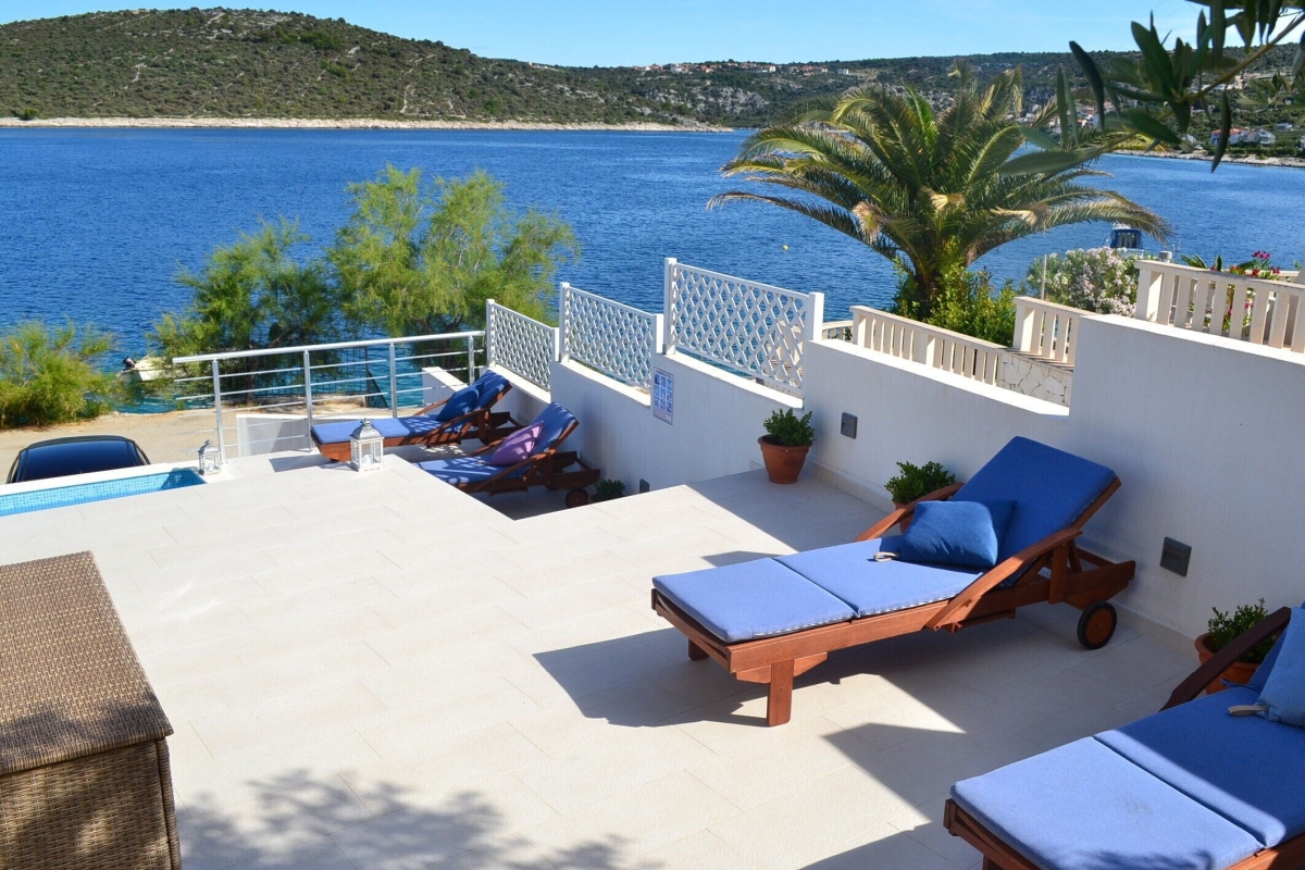 Prima fila al mare, graziosa casa con piscina