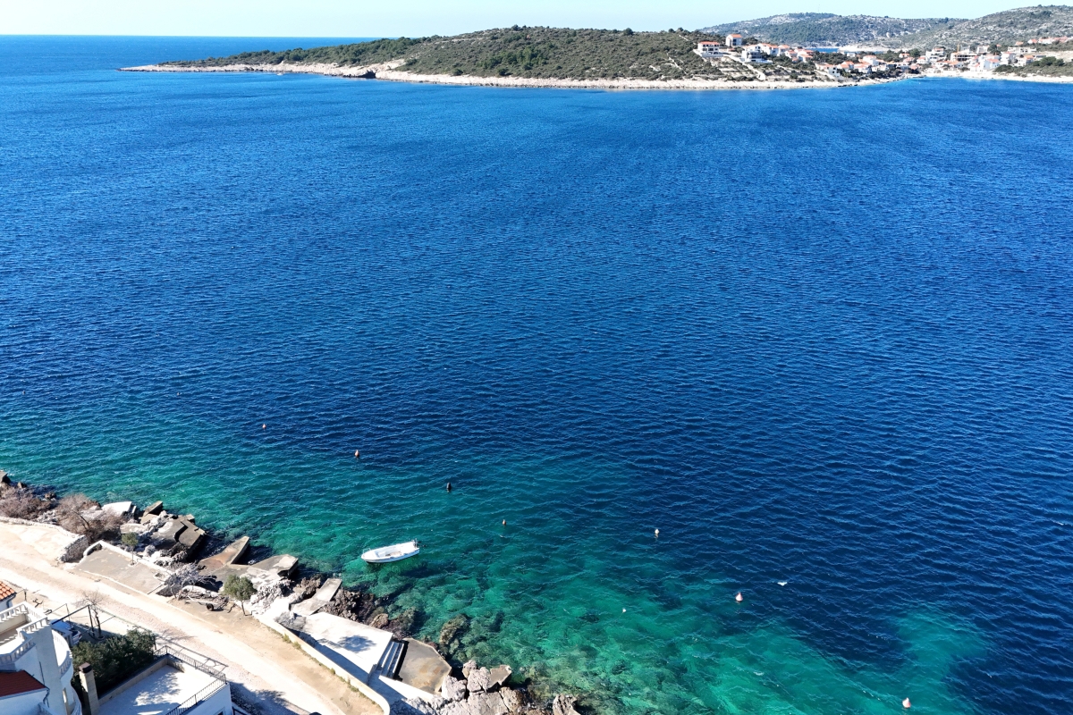 Prima fila al mare, graziosa casa con piscina
