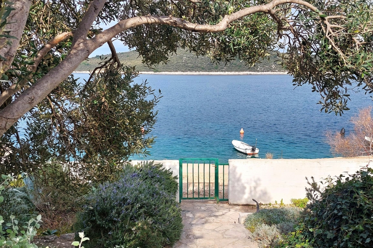 Prima fila al mare, graziosa casa con piscina