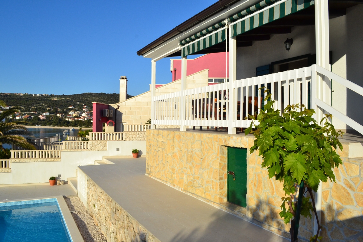 Prima fila al mare, graziosa casa con piscina