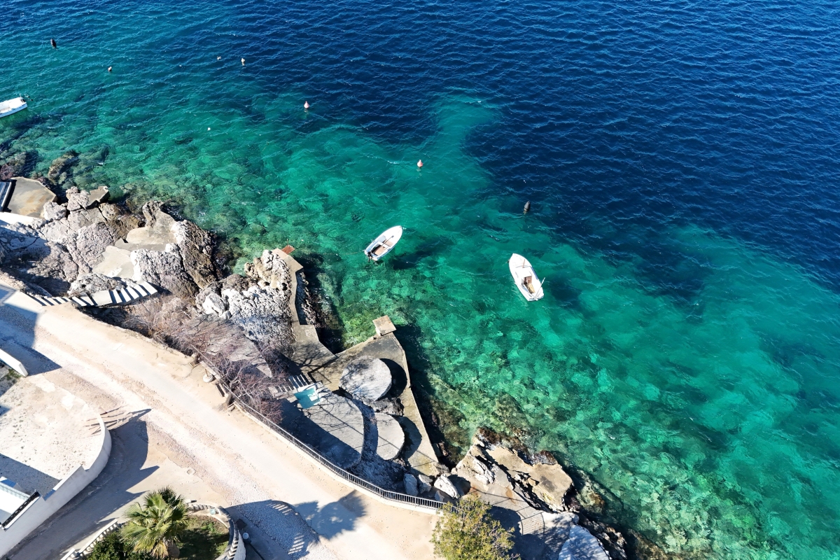 Prima fila al mare, graziosa casa con piscina