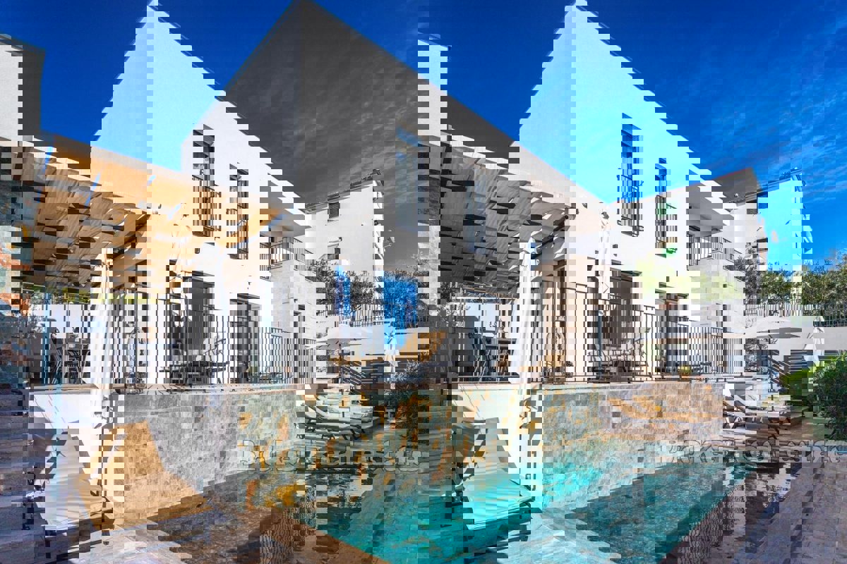 Villa di lusso con piscina e vista mare