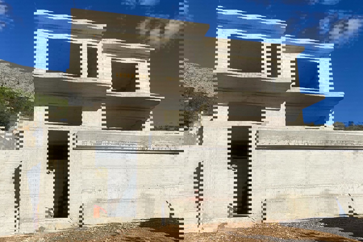 Villa in costruzione con vista mare