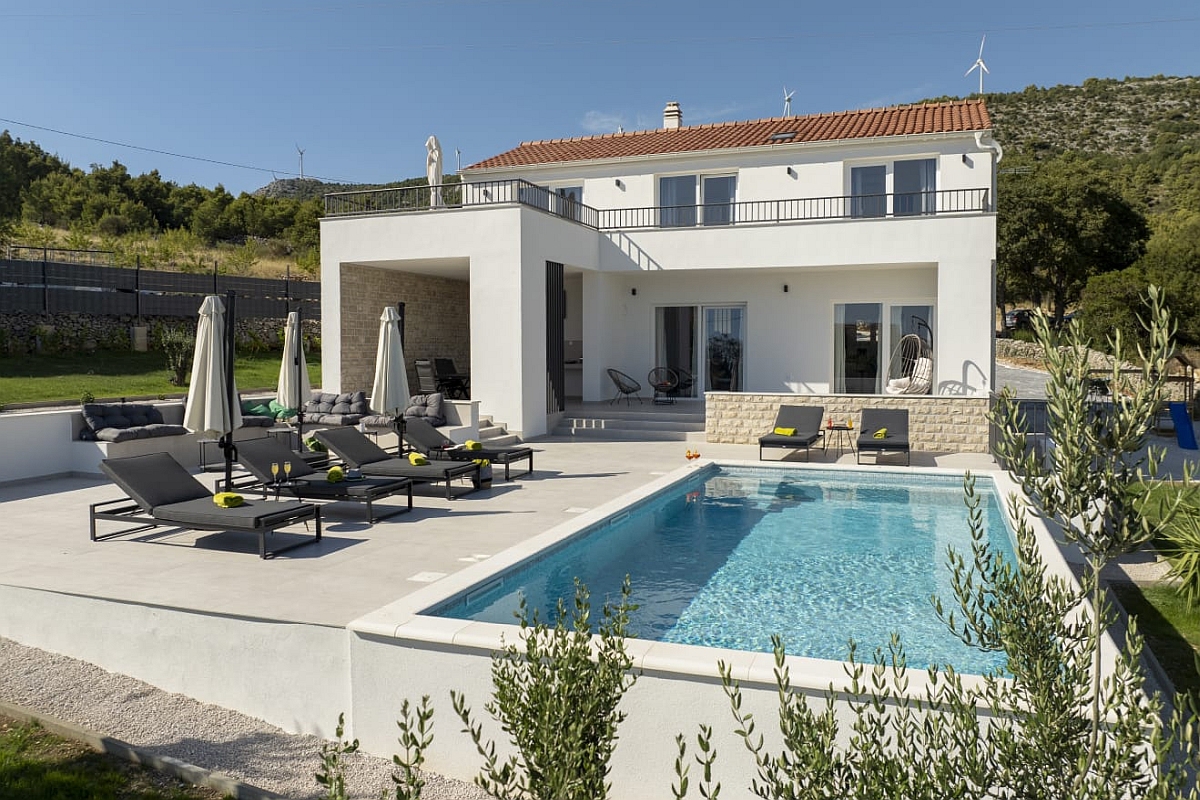 Villa moderna con piscina