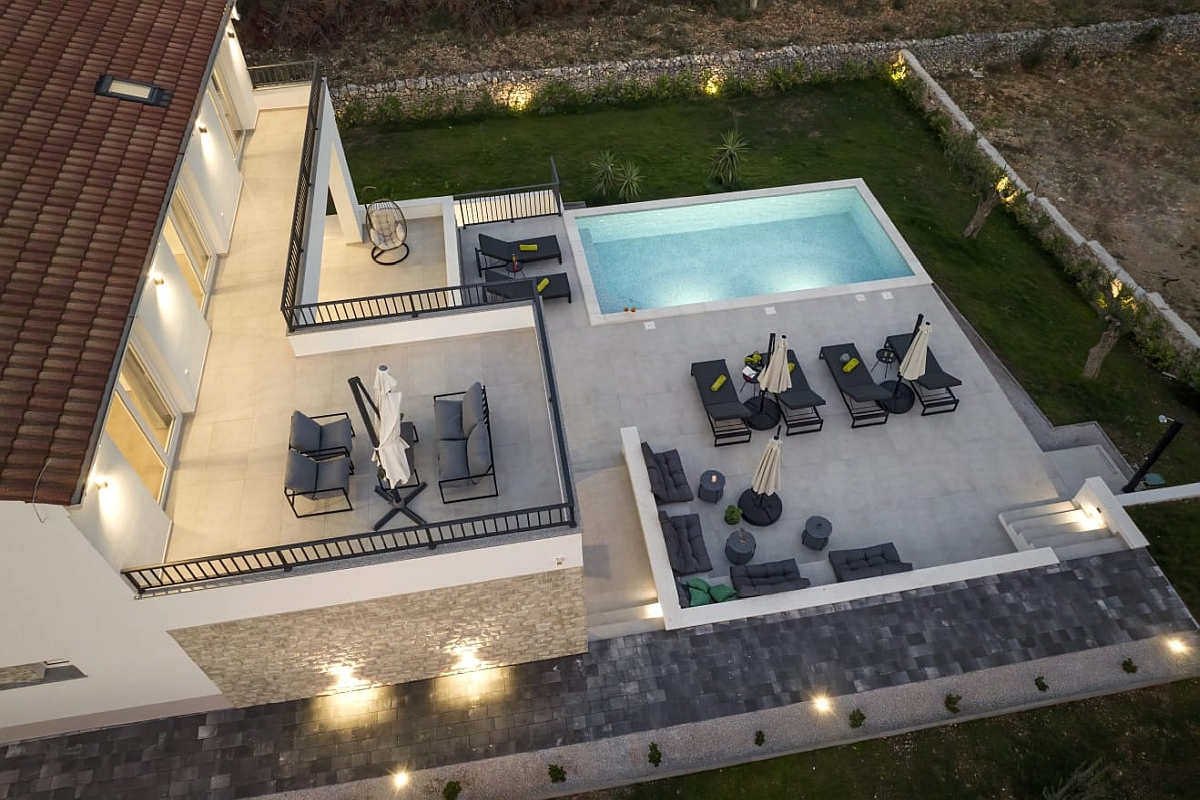 Villa moderna con piscina