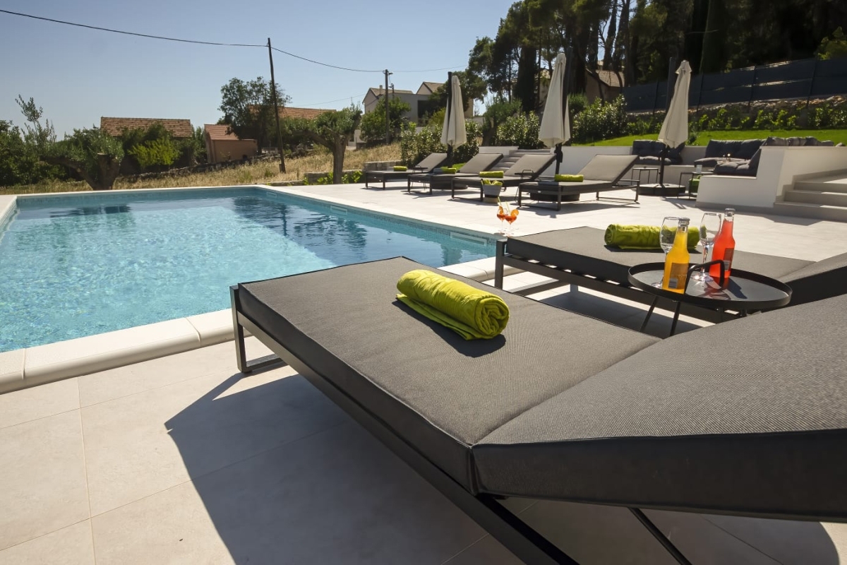 Villa moderna con piscina