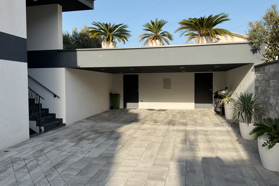 Villa moderna con vista mare