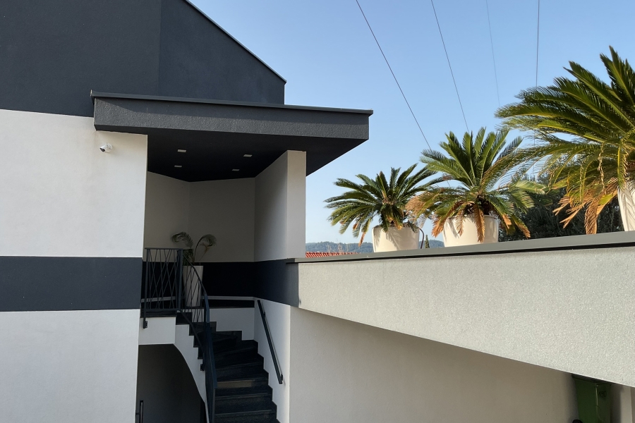 Villa moderna con vista mare