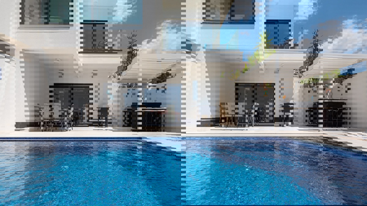 Bellissima villa bifamiliare con piscina e vista mare