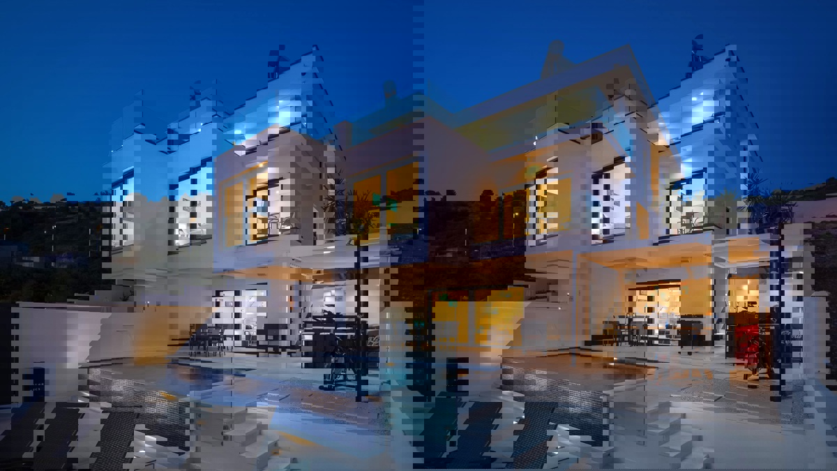 Bellissima villa bifamiliare con piscina e vista mare