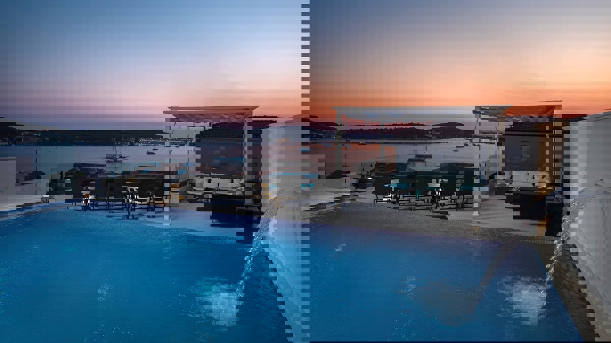 Bellissima villa bifamiliare con piscina e vista mare