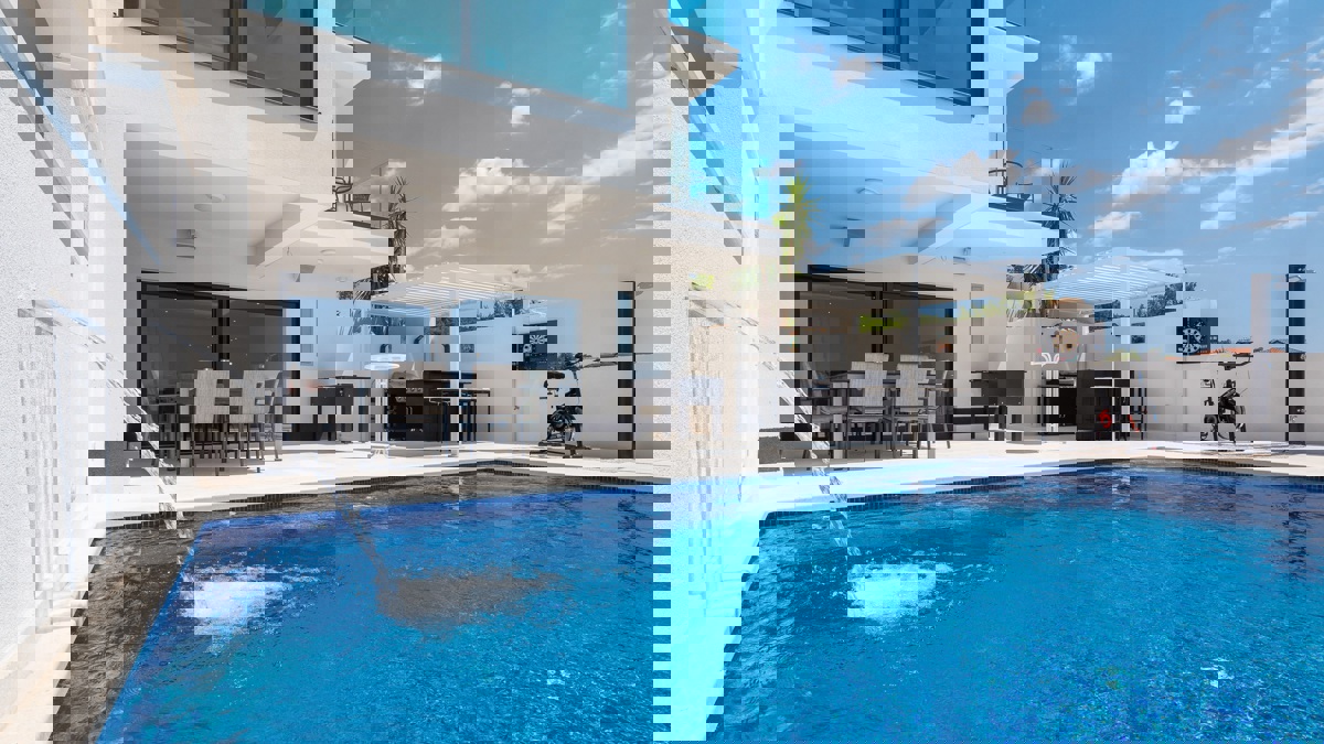 Bellissima villa bifamiliare con piscina e vista mare