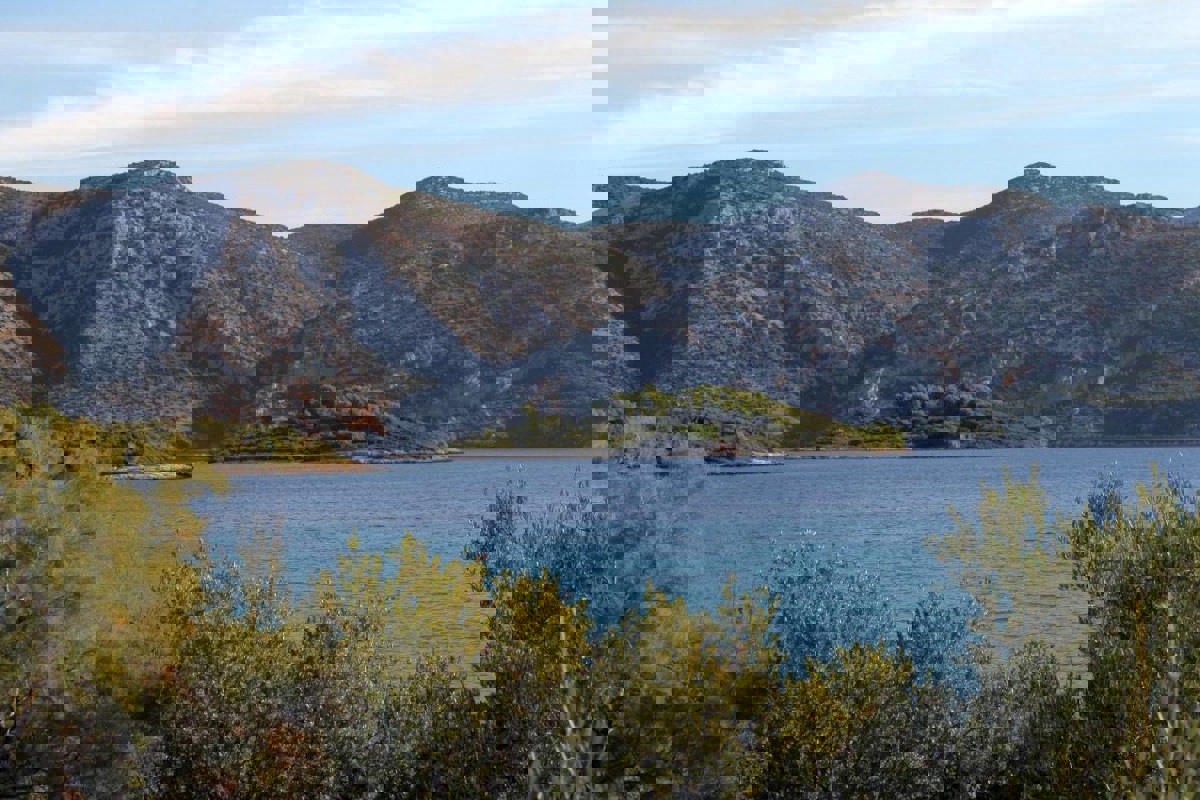 Casa in pietra prima fila al mare con terreno edificabile