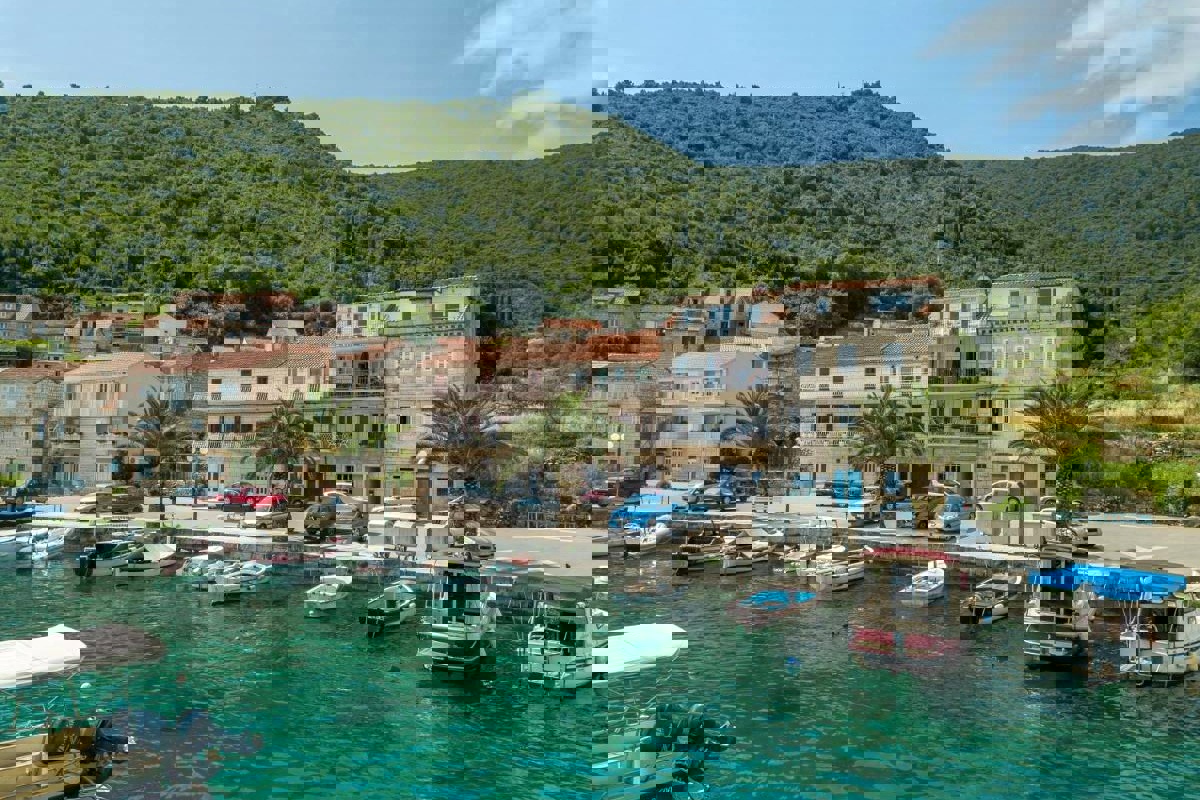 Casa in pietra prima fila al mare con terreno edificabile