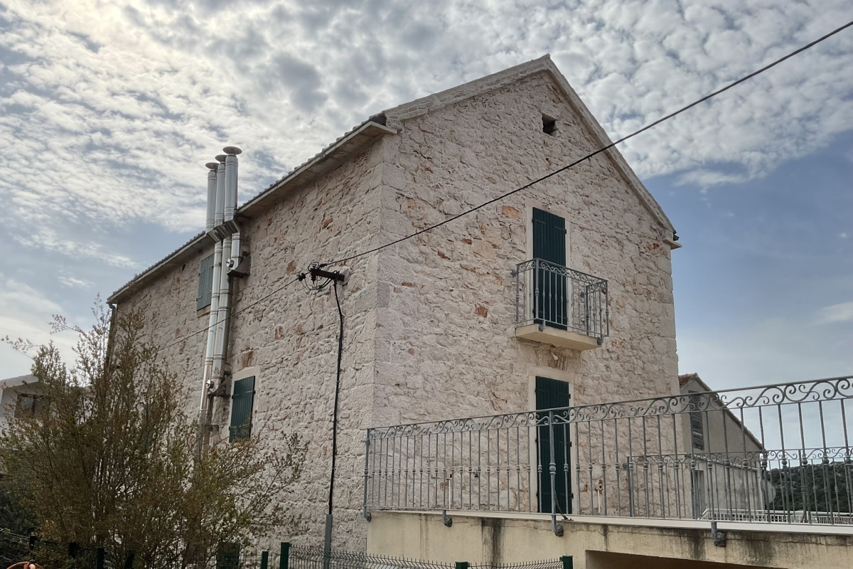 Esclusiva villa in pietra con vista panoramica sul mare