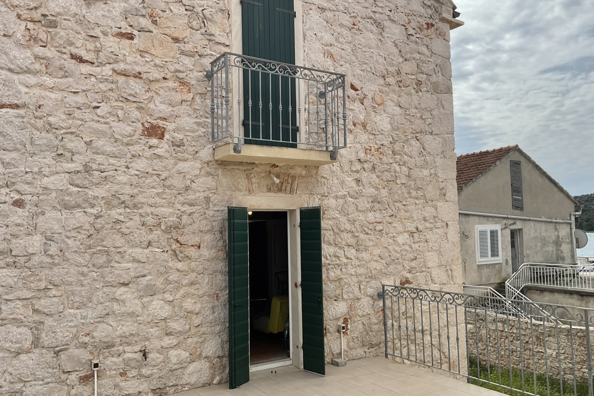 Esclusiva villa in pietra con vista panoramica sul mare