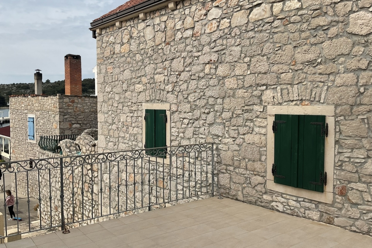 Esclusiva villa in pietra con vista panoramica sul mare