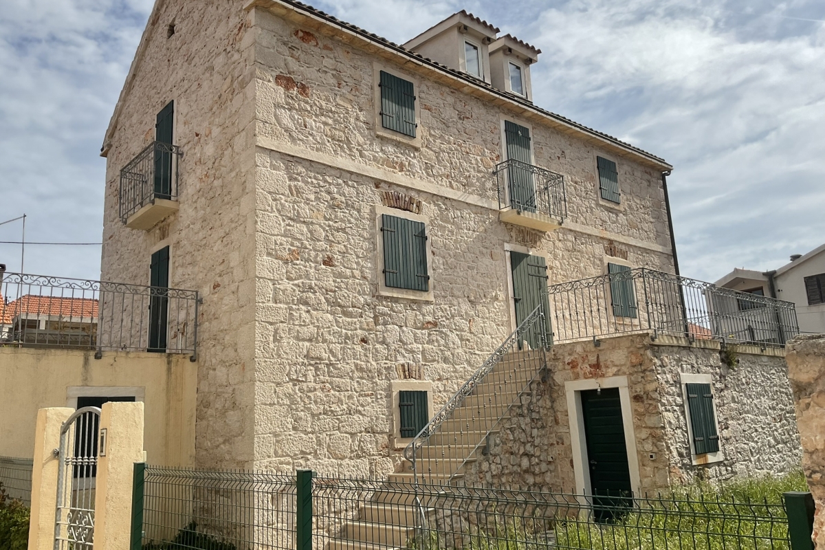 Esclusiva villa in pietra con vista panoramica sul mare