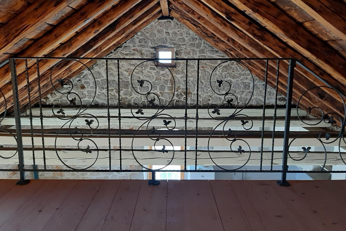 Esclusiva villa in pietra con vista panoramica sul mare