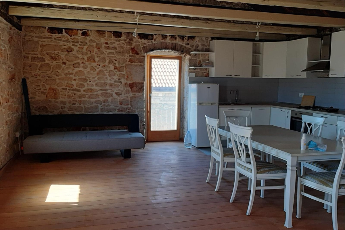 Esclusiva villa in pietra con vista panoramica sul mare