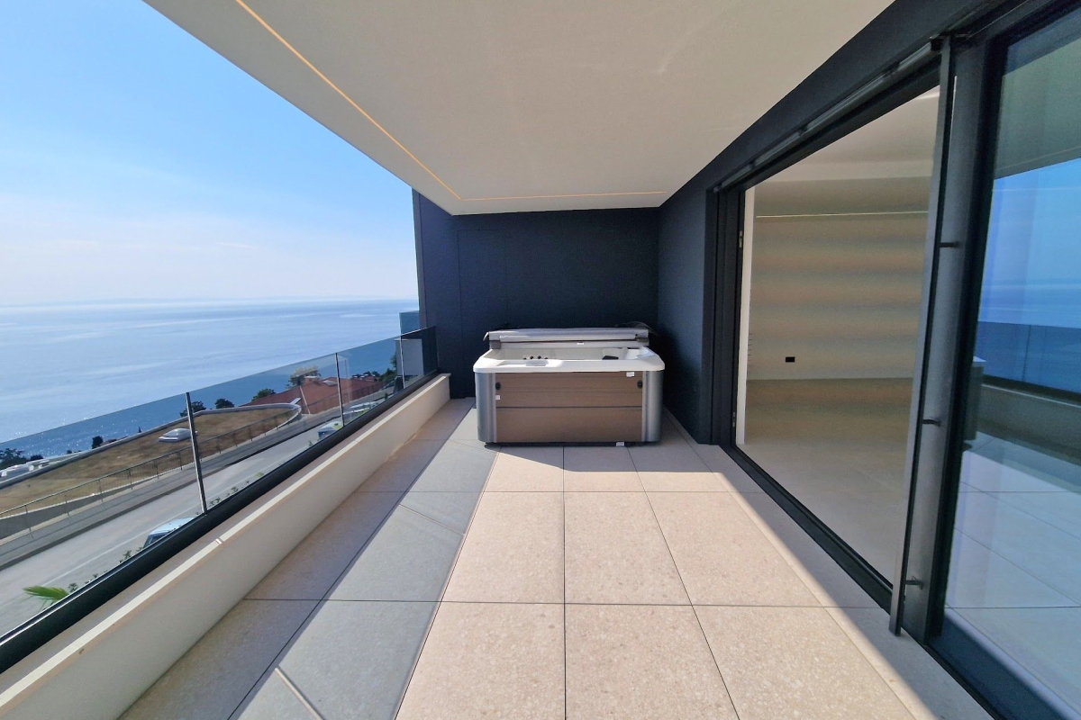 Lussuoso appartamento con tre camere da letto con vista panoramica sul mare