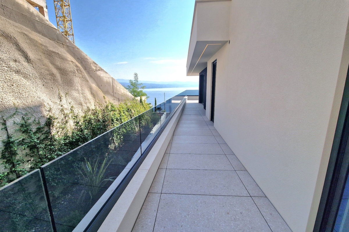 Lussuoso appartamento con tre camere da letto con vista panoramica sul mare