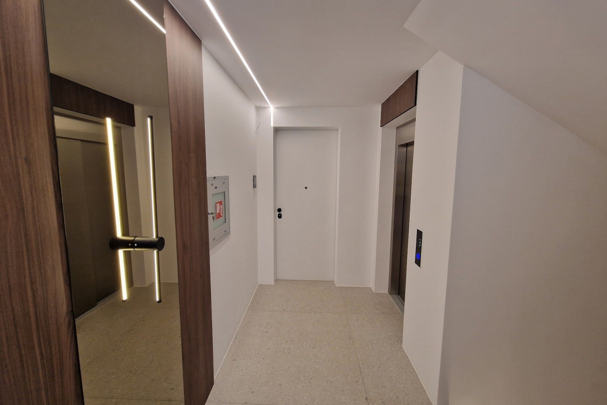 Lussuoso appartamento con tre camere da letto con vista panoramica sul mare