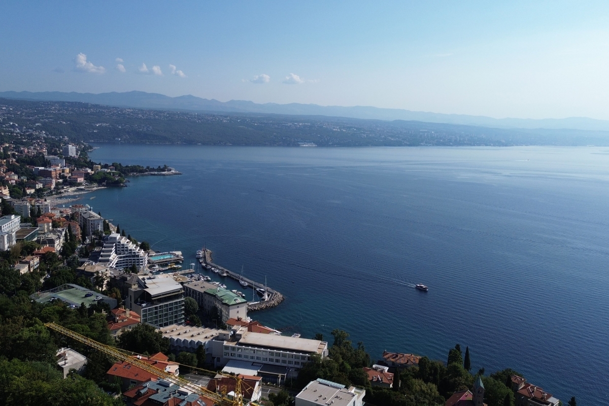 Lussuoso appartamento con tre camere da letto con vista panoramica sul mare