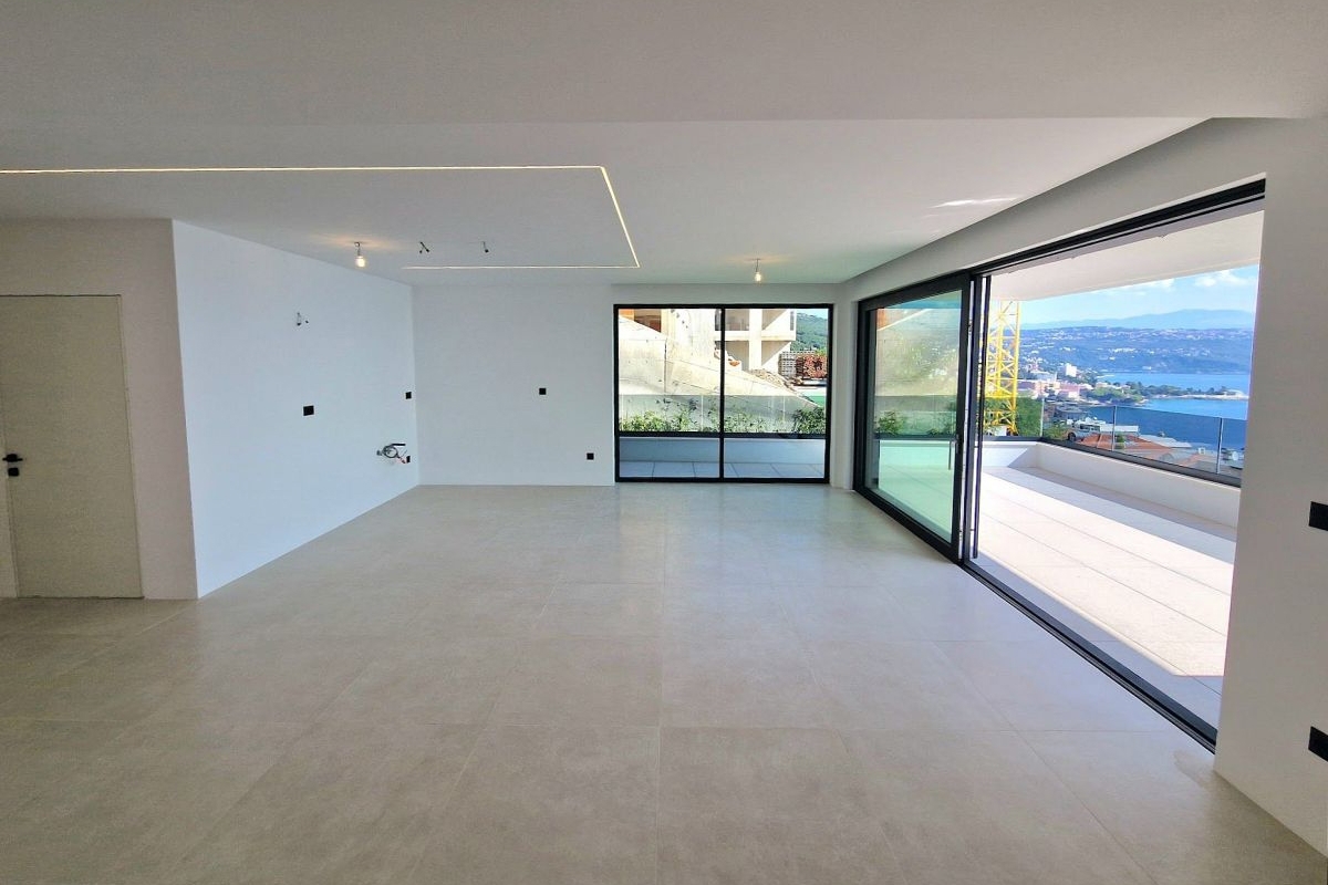 Lussuoso appartamento con tre camere da letto con vista panoramica sul mare