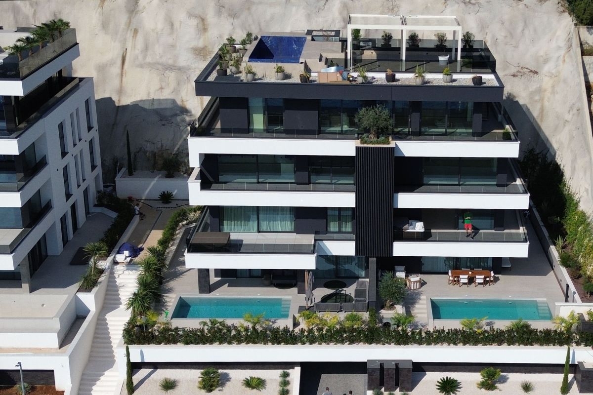 Lussuoso appartamento con tre camere da letto con vista panoramica sul mare