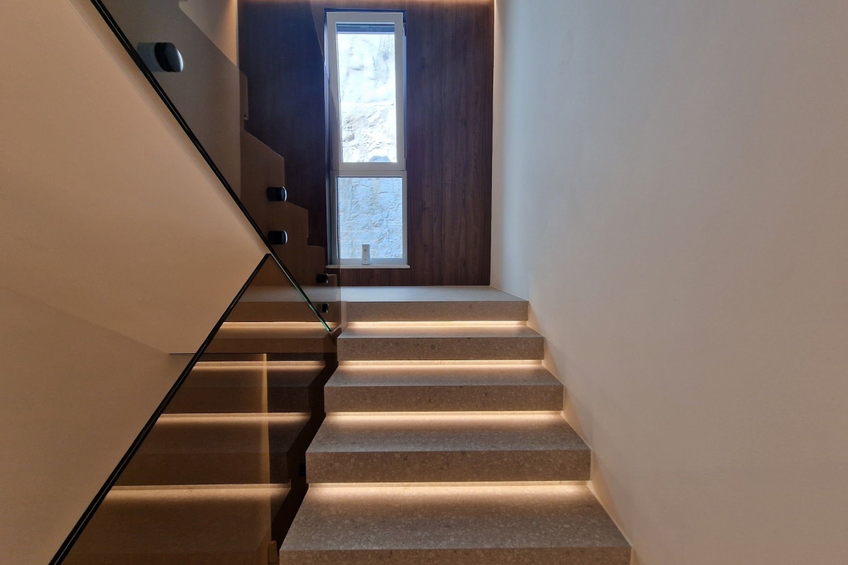 Lussuoso appartamento con tre camere da letto con vista panoramica sul mare