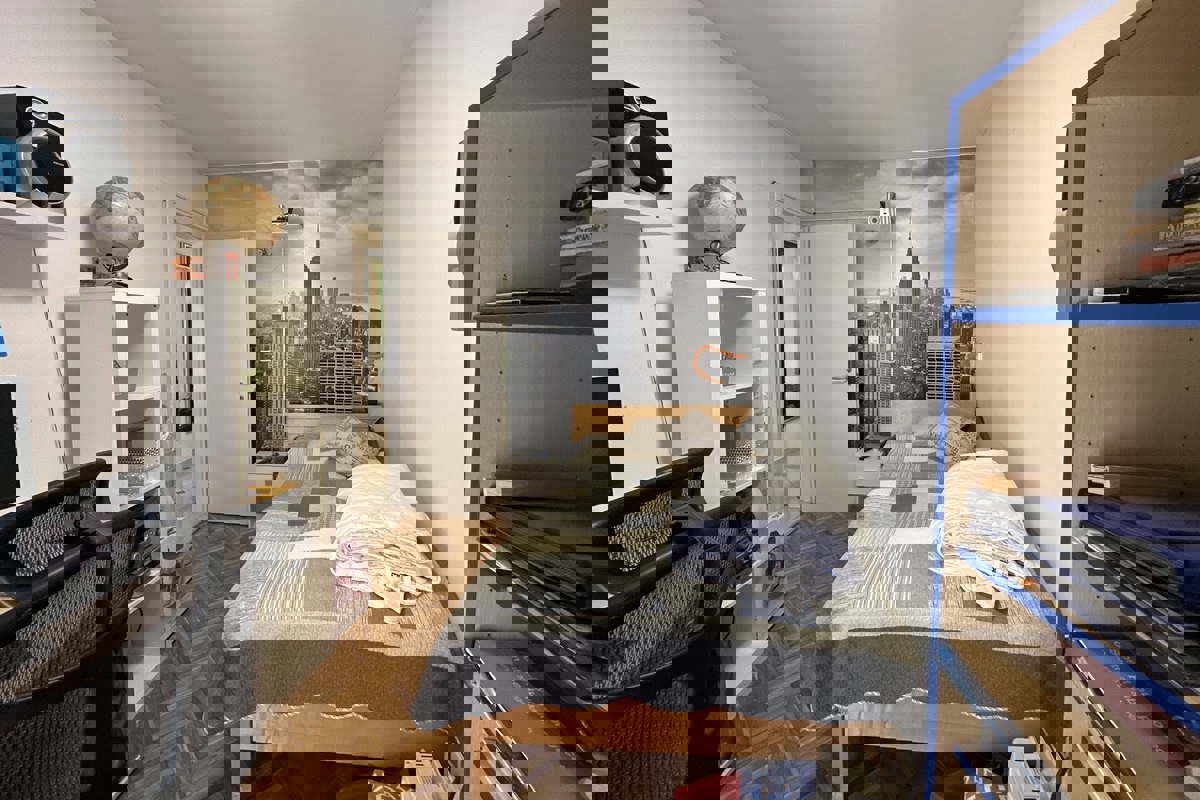 Spazioso appartamento con tre camere da letto in una zona attraente della città