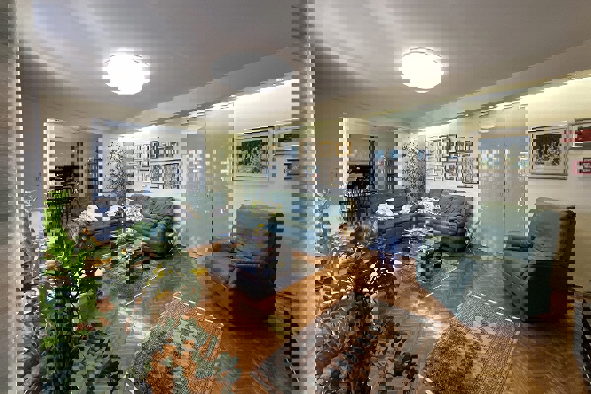 Spazioso appartamento con tre camere da letto in una zona attraente della città