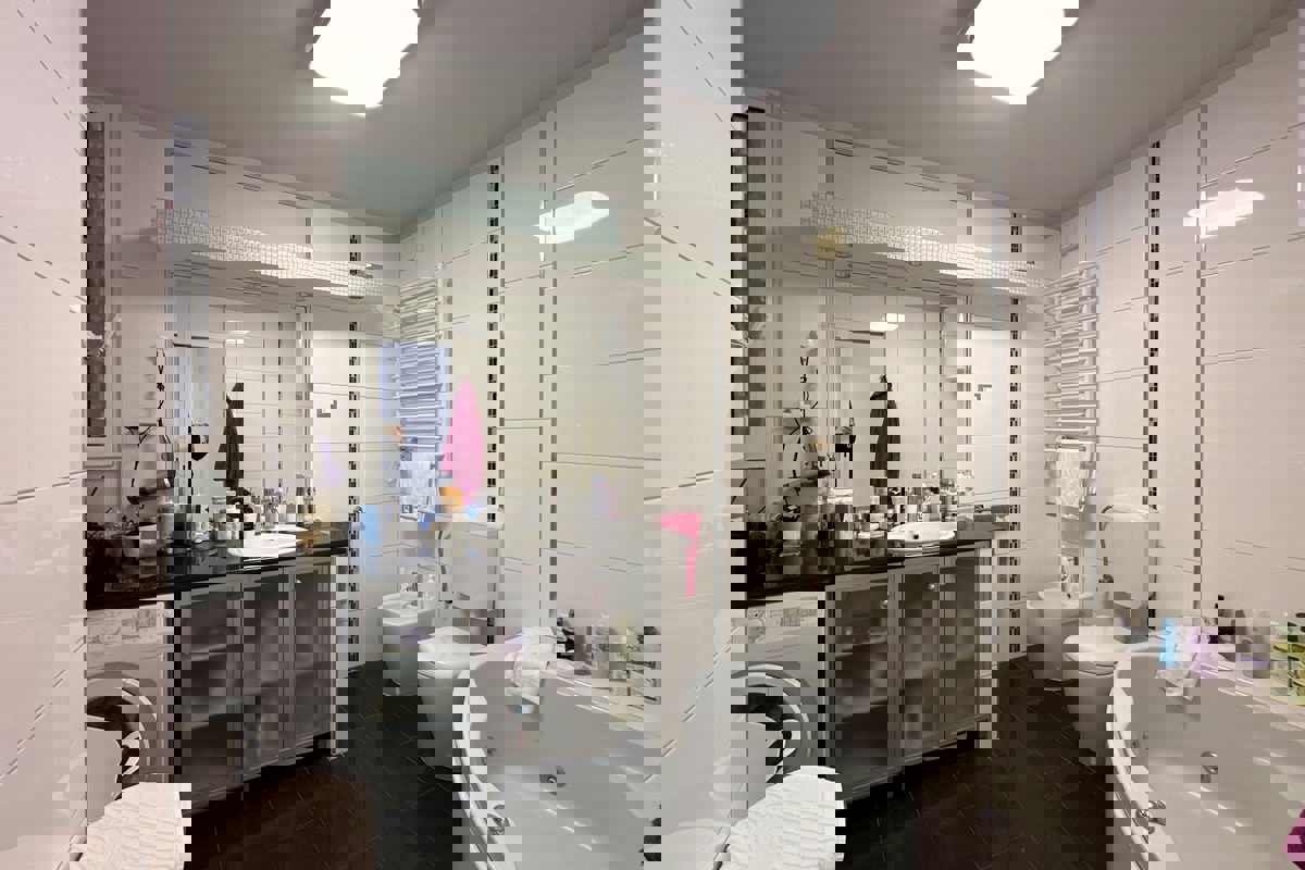 Spazioso appartamento con tre camere da letto in una zona attraente della città