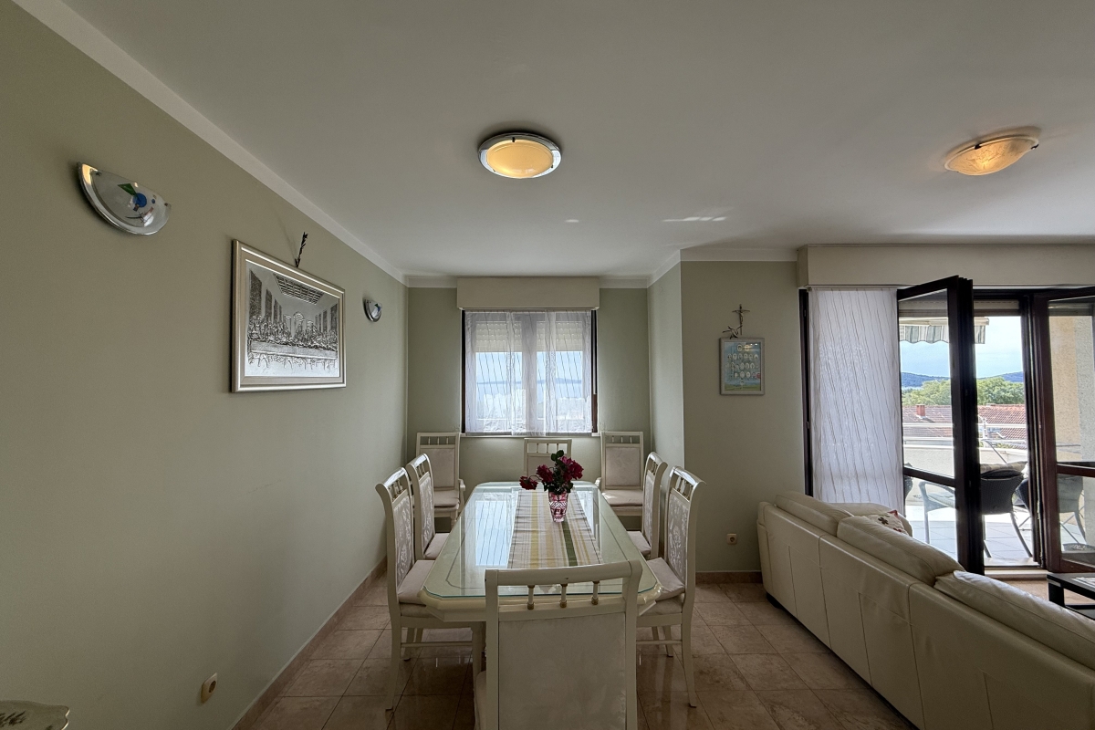 Ampio appartamento con vista mare
