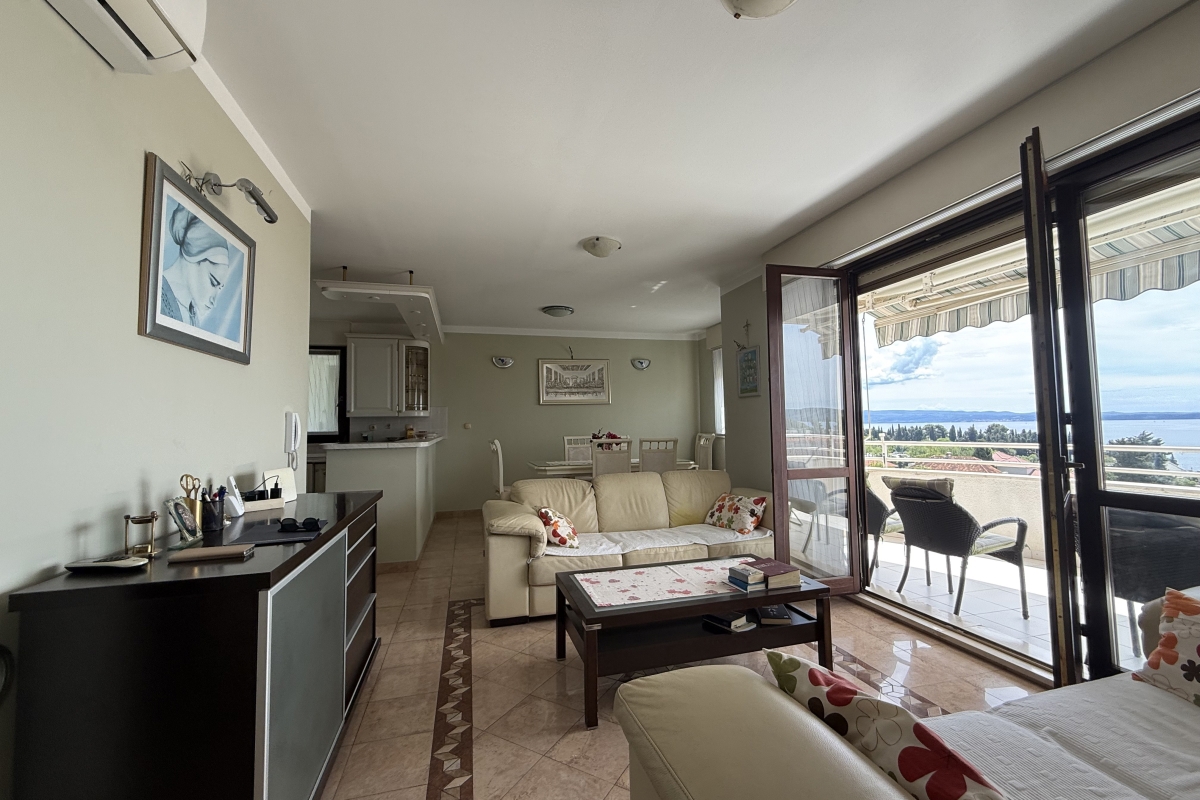 Ampio appartamento con vista mare